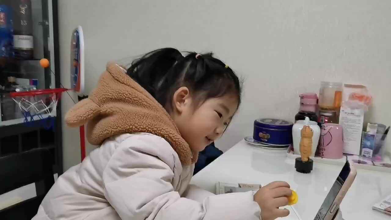 中 B 班宁汐言观看视频《回乡偶书》.mp4