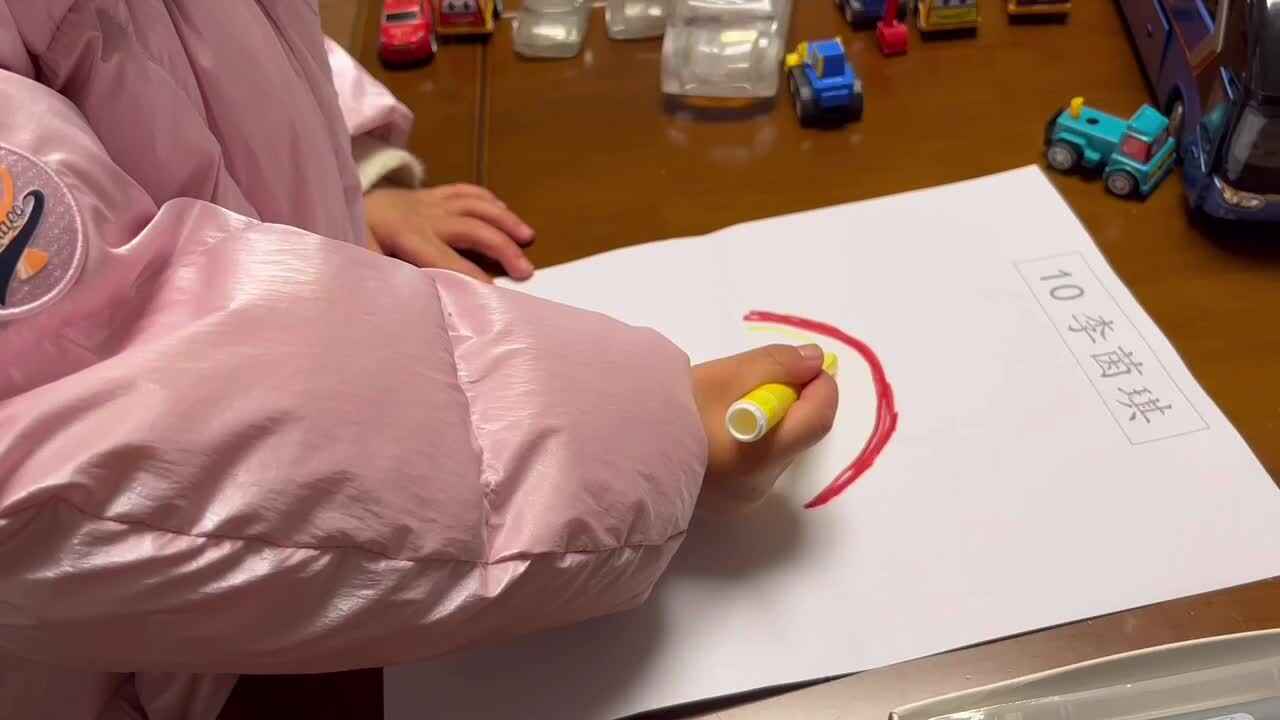 中B班李茵琪画彩虹.MOV