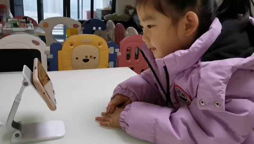 中b班宁汐言观看英语视频