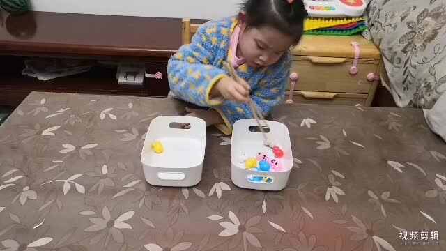 中B班12月12张芷萱练习夹豆子