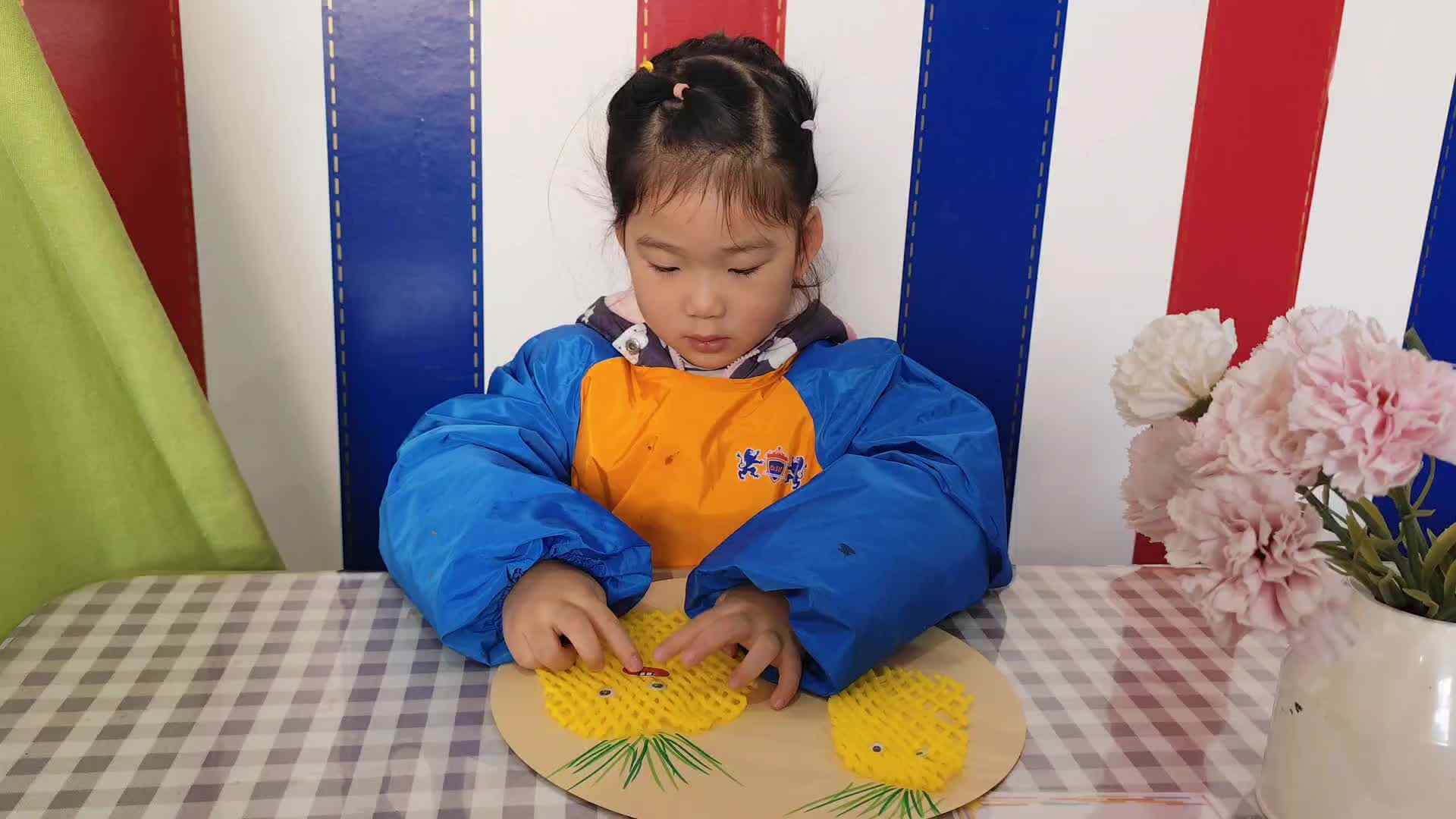 美工作品——《调皮的菠萝》（宁汐言）