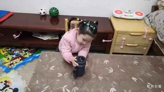 中B班12月20张芷萱练习拧杯盖