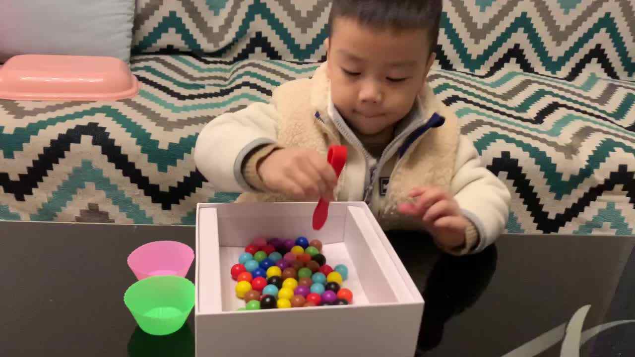 中B班杨育寒练习用夹子夹豆子