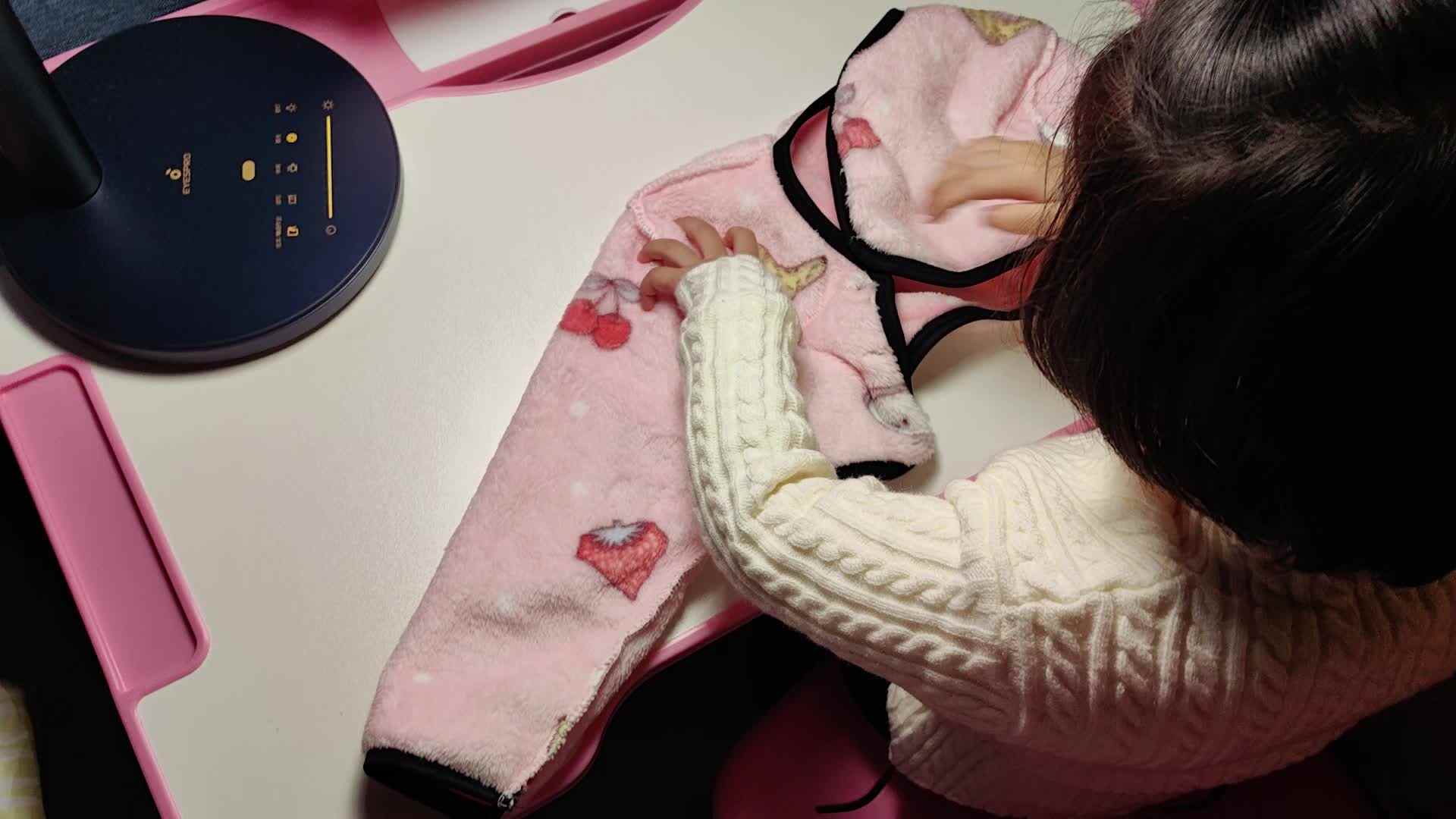 中B班徐子伊练习翻衣袖