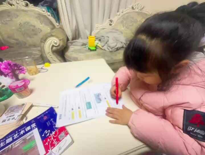 ⁣⁣20231216⁣中B班舒琳芯涂色认识圆形、椭圆形