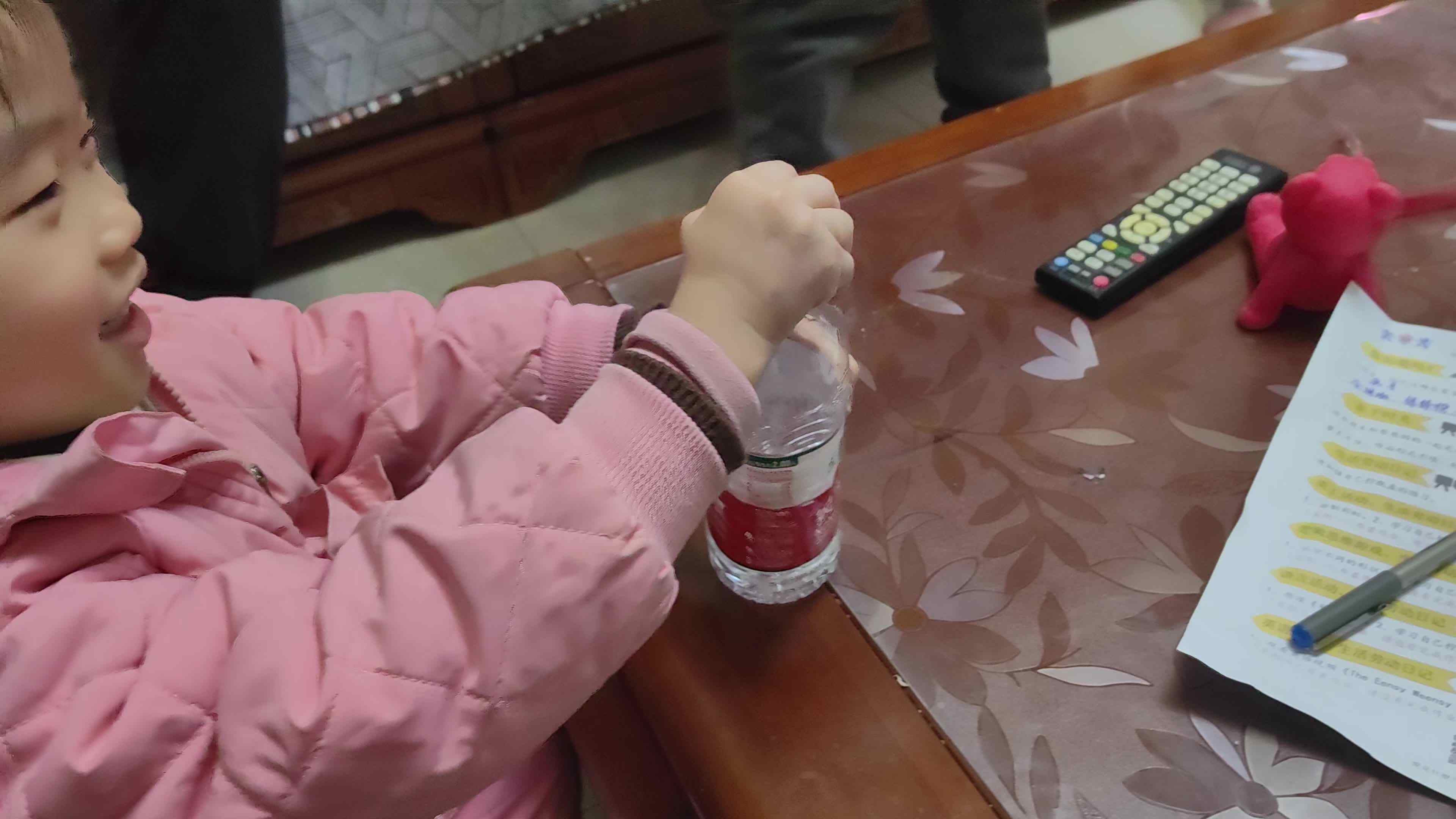 中B班徐子伊练习扭瓶盖