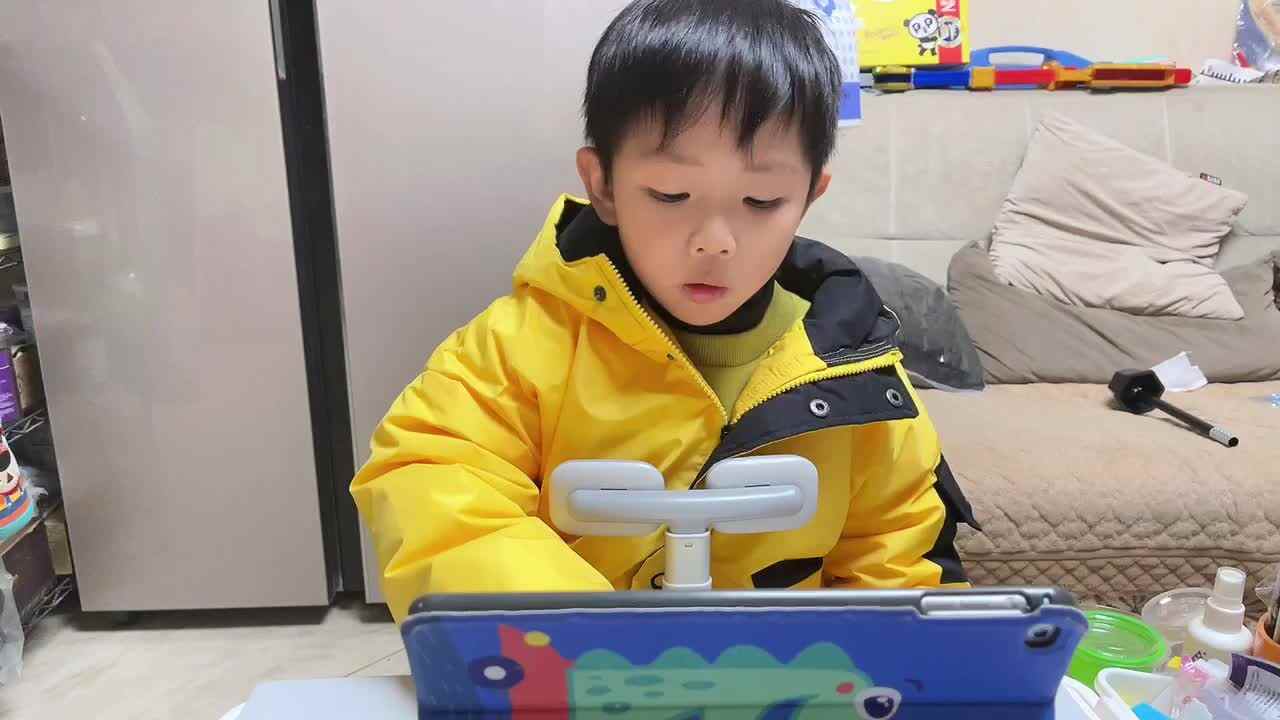 2023.12.27观看跟唱儿歌《 put on your shoes》.MOV