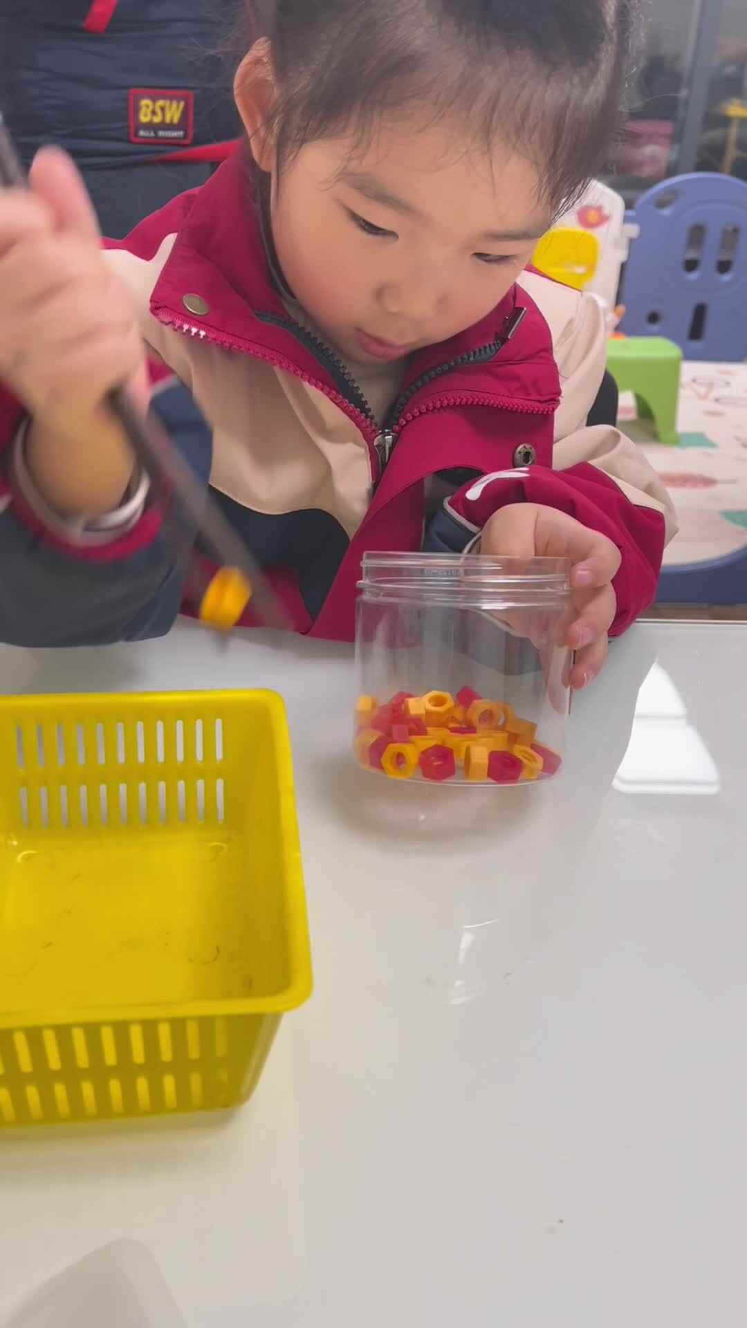 12月14日-中b班宁汐言练习夹豆子