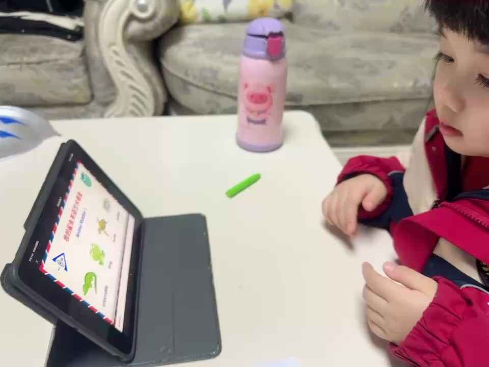 ⁣⁣20231222中B舒琳芯观看英语单词视频并朗读英语