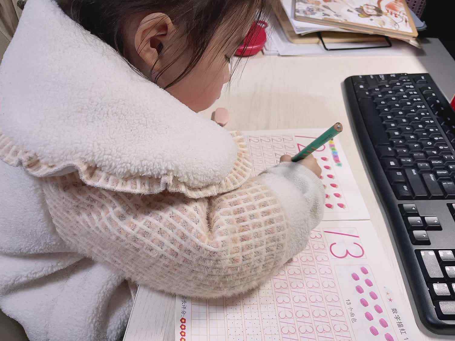 大B班蒲依诺2023.12.27日(书写数字12).mp4