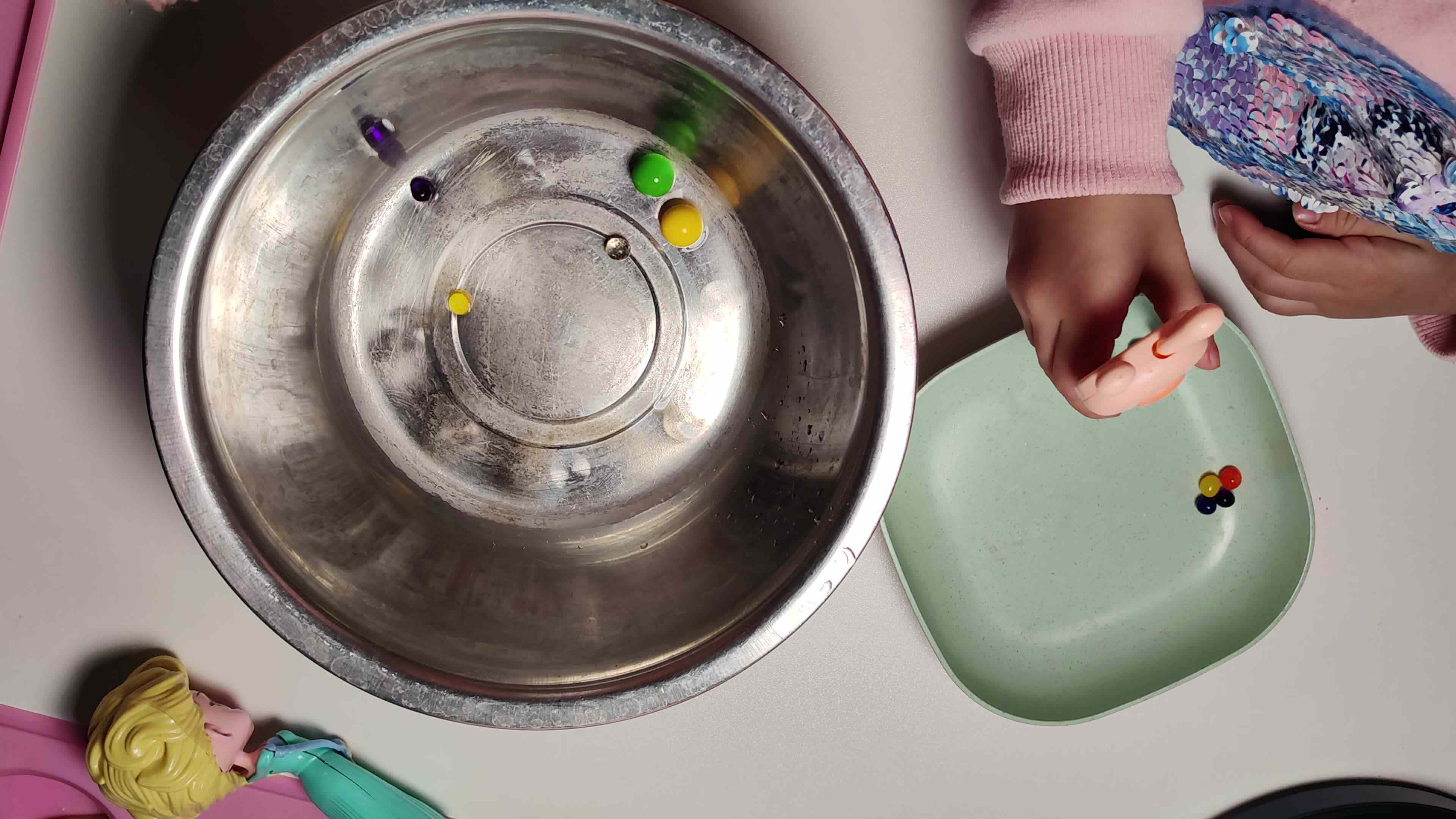 中B班徐子伊练习夹豆子