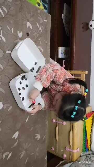 中B班12月14张芷萱练习夹豆子