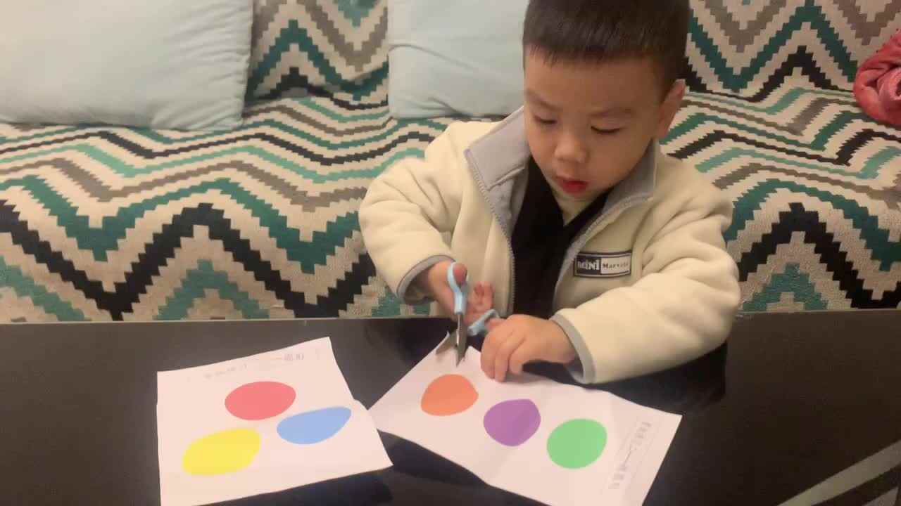 中B班杨育寒练习剪纸