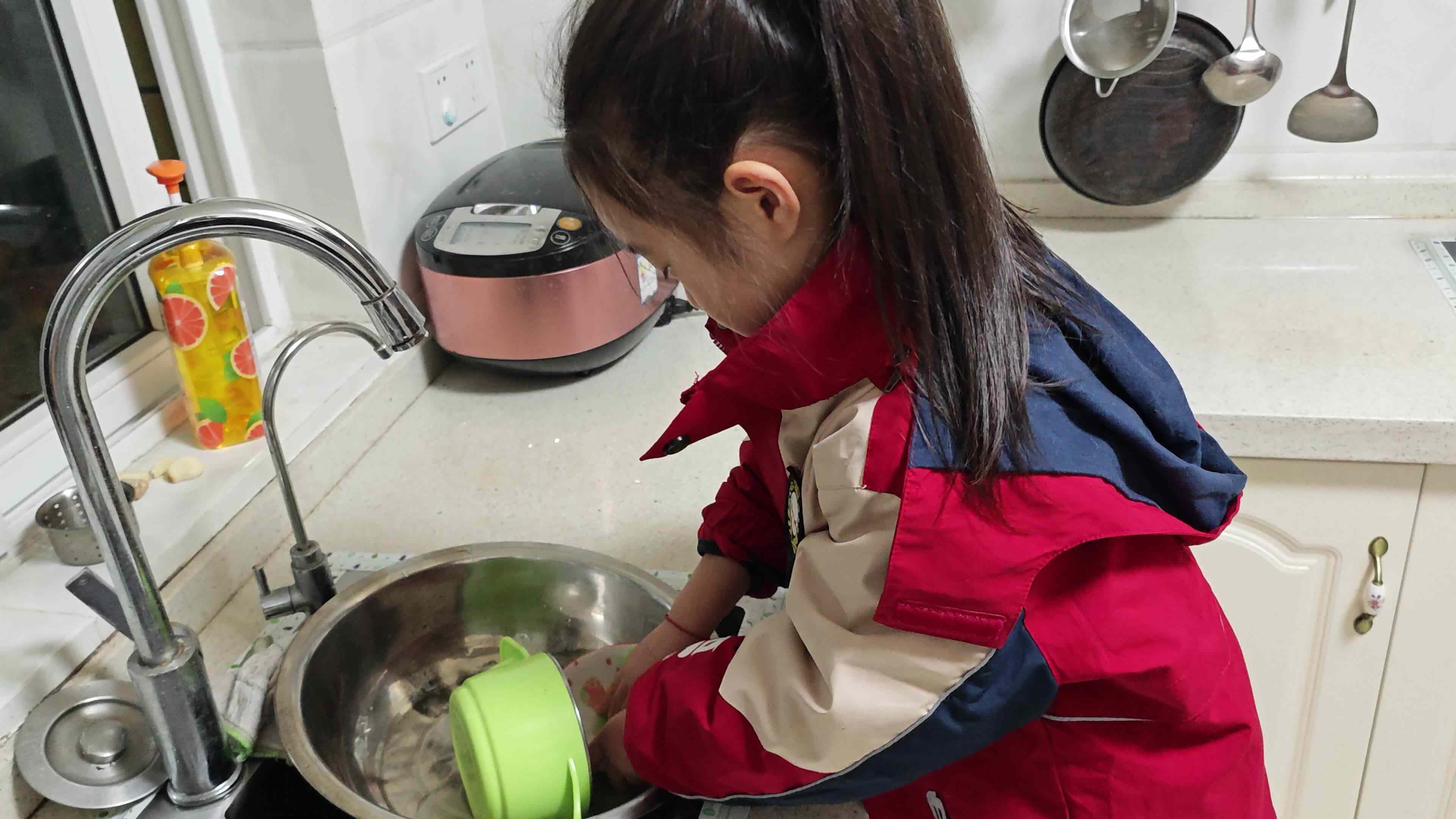 大B班朱佳柠独立洗碗20231218