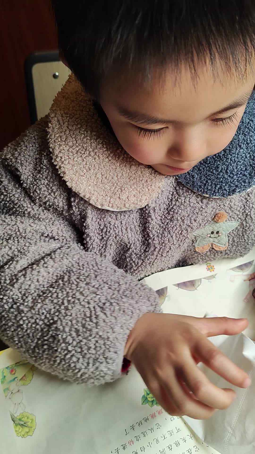 中b班刘倬宇擦嘴VID_20231225_200912.mp4