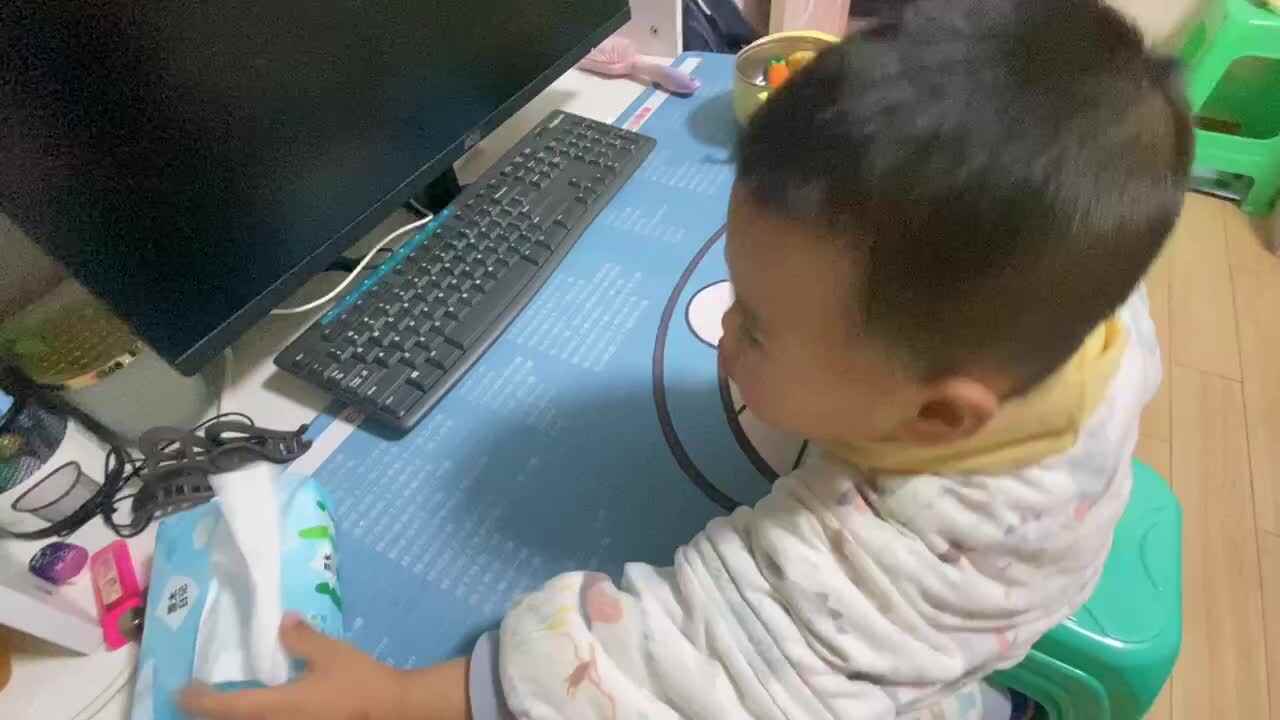 ⁣中B班吕子垚生活练习（擦嘴巴）20231225