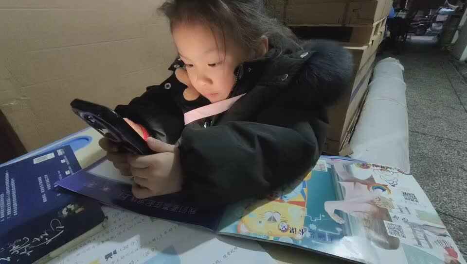 中a班唐依依观看《The Eensy Weensy Spider》