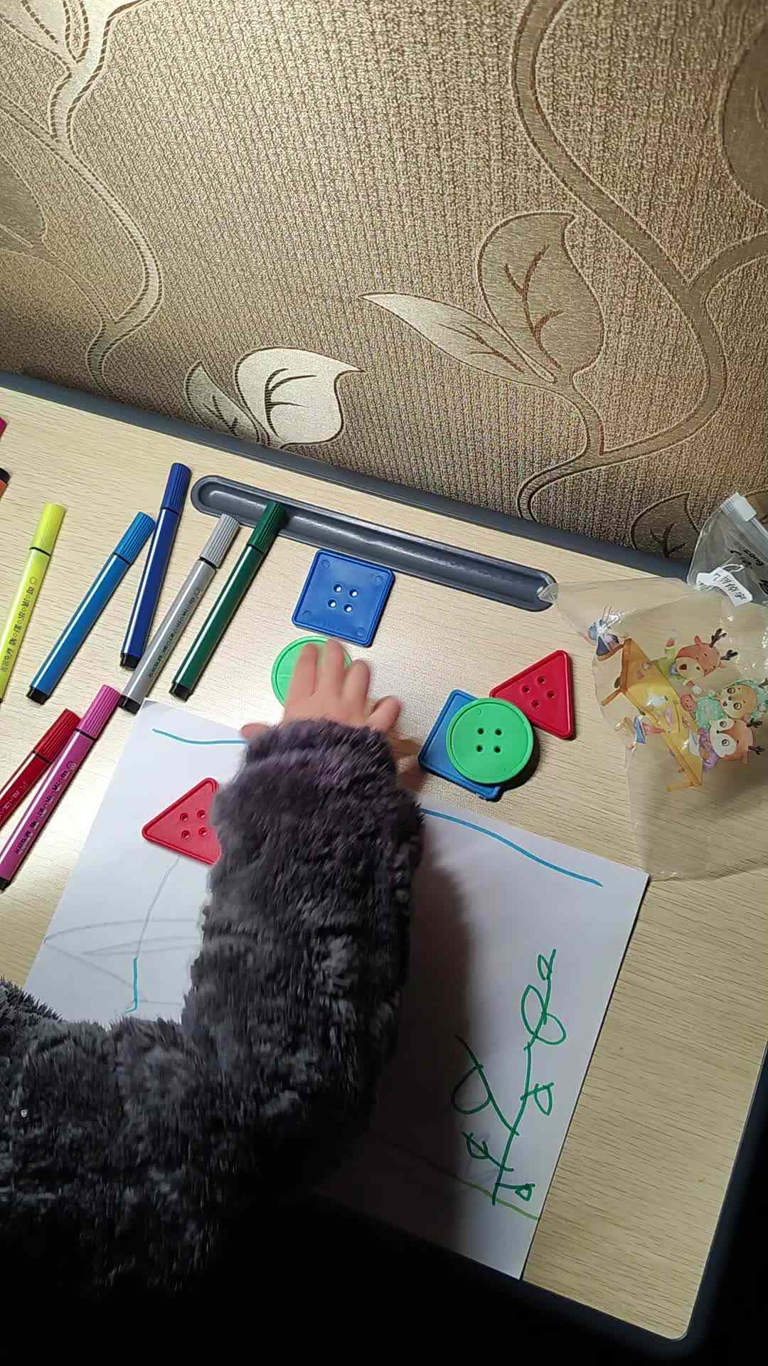 中b班刘倬宇颜色排列组合VID_20231211_202329.mp4