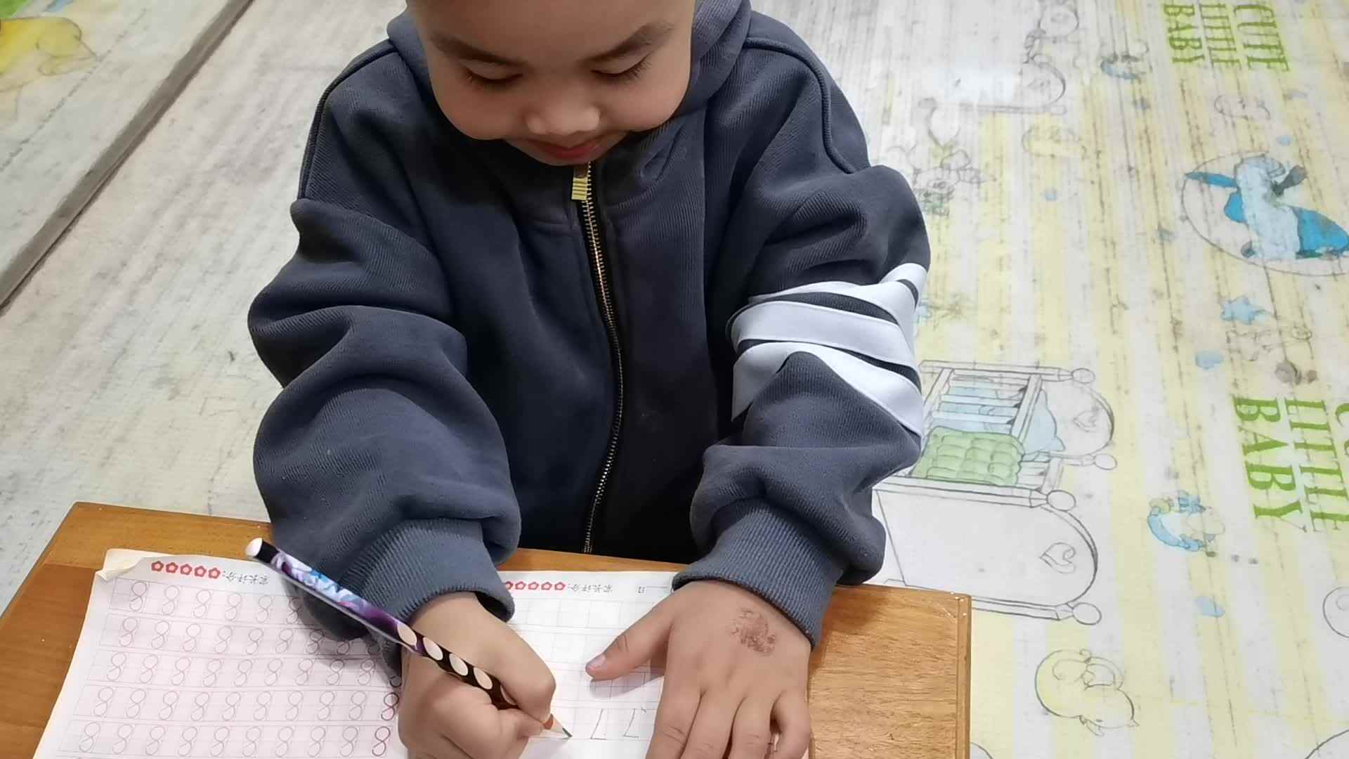 ⁣⁣⁣⁣⁣⁣⁣⁣⁣⁣⁣⁣⁣⁣2023.12.1大A班闯关练习《写7》