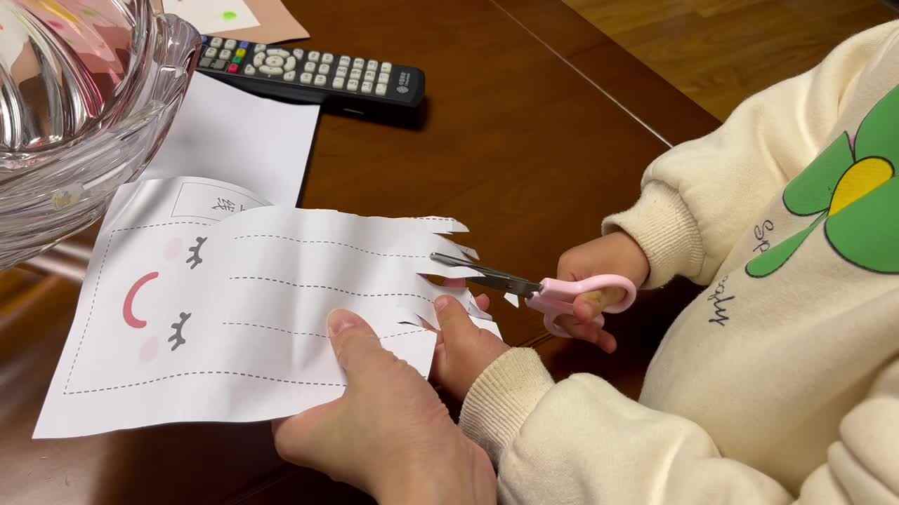 中B班李茵琪练习剪纸.MOV