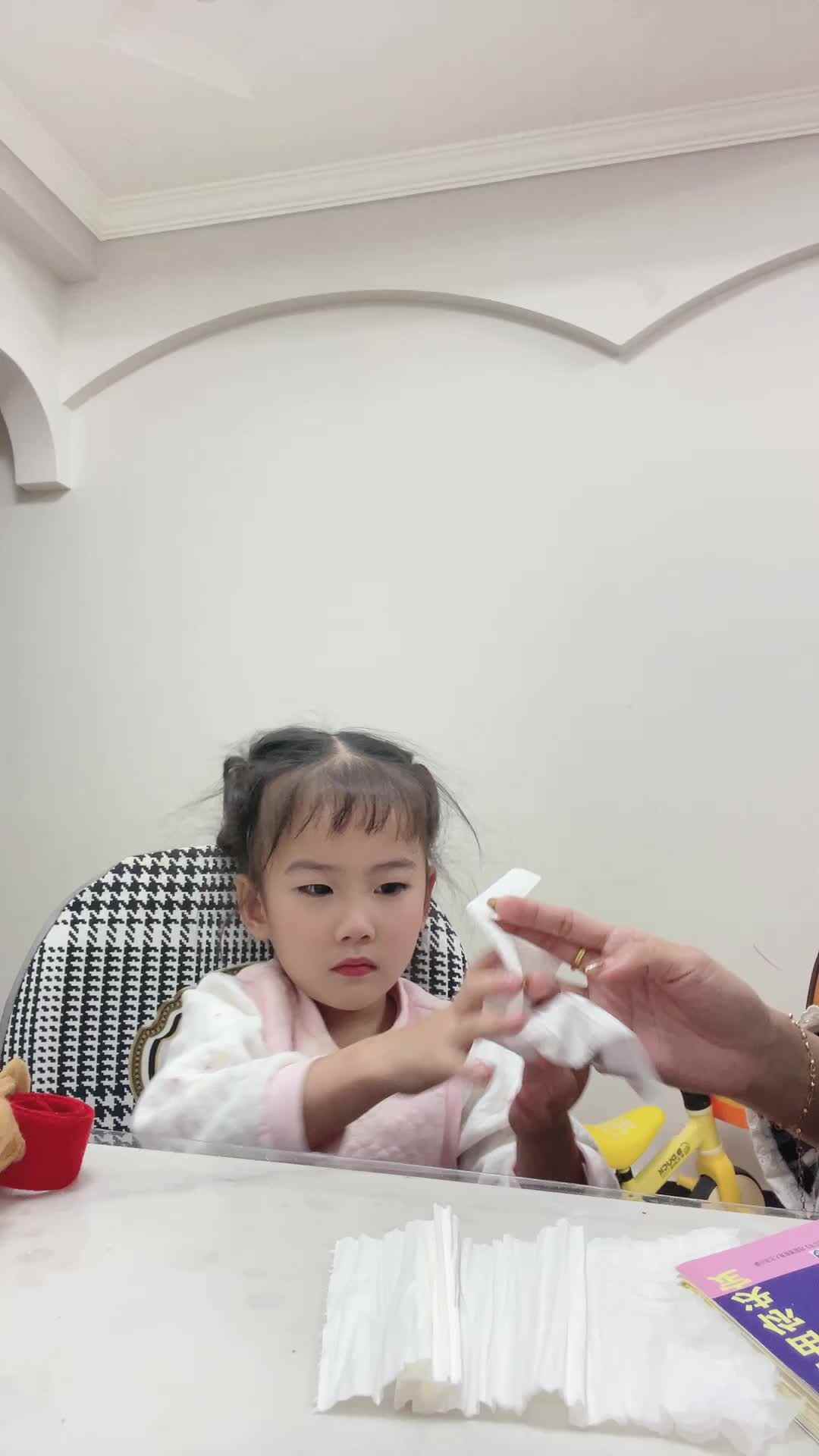 中B班李曦蕊 练习擦嘴
