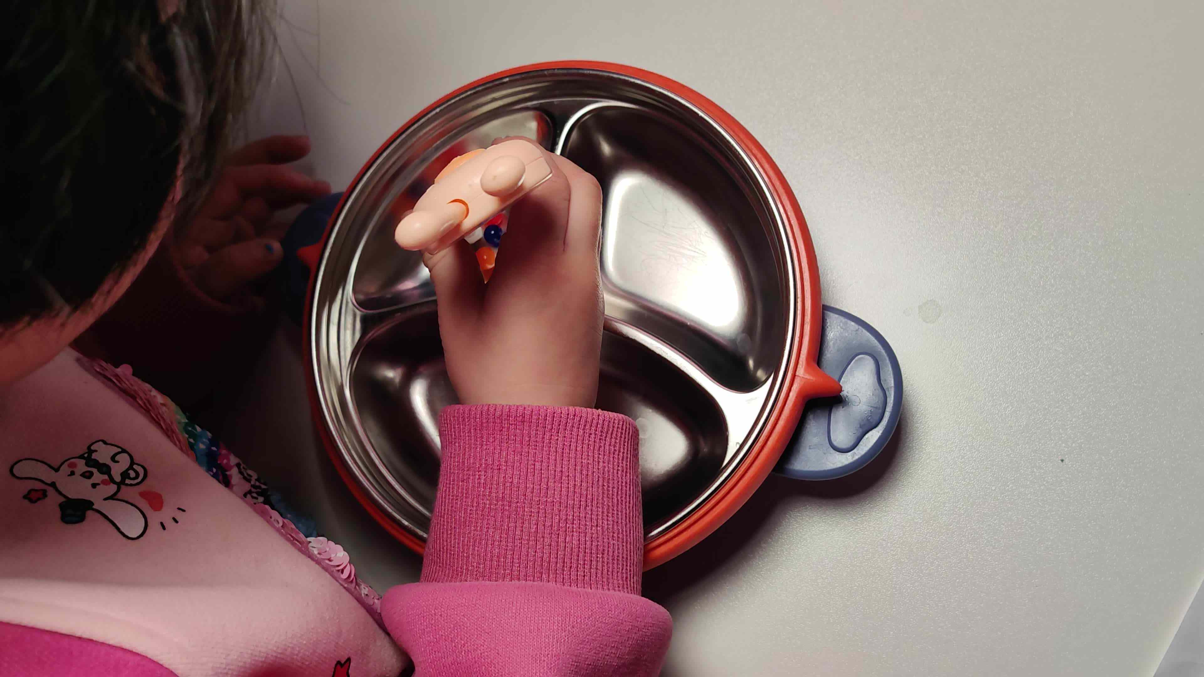 中B班徐子伊练习夹豆子