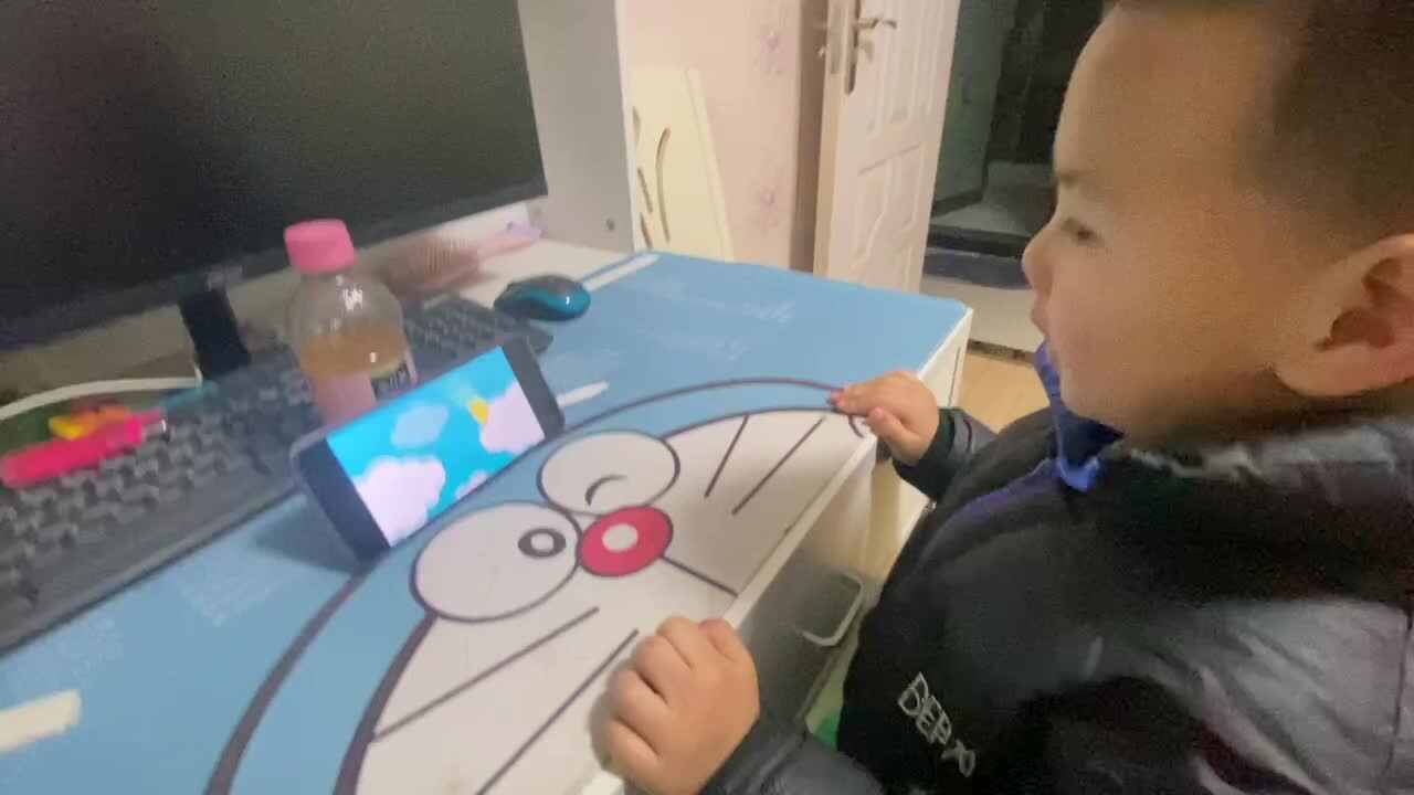 中B班吕子垚观看英语视频20231221