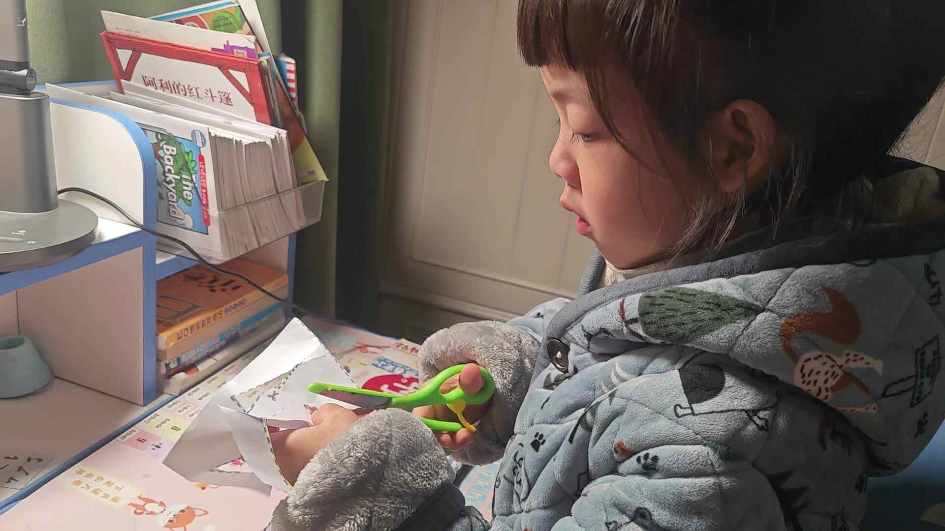 ⁣20231505大B班魏琪珈剪纸.mp4