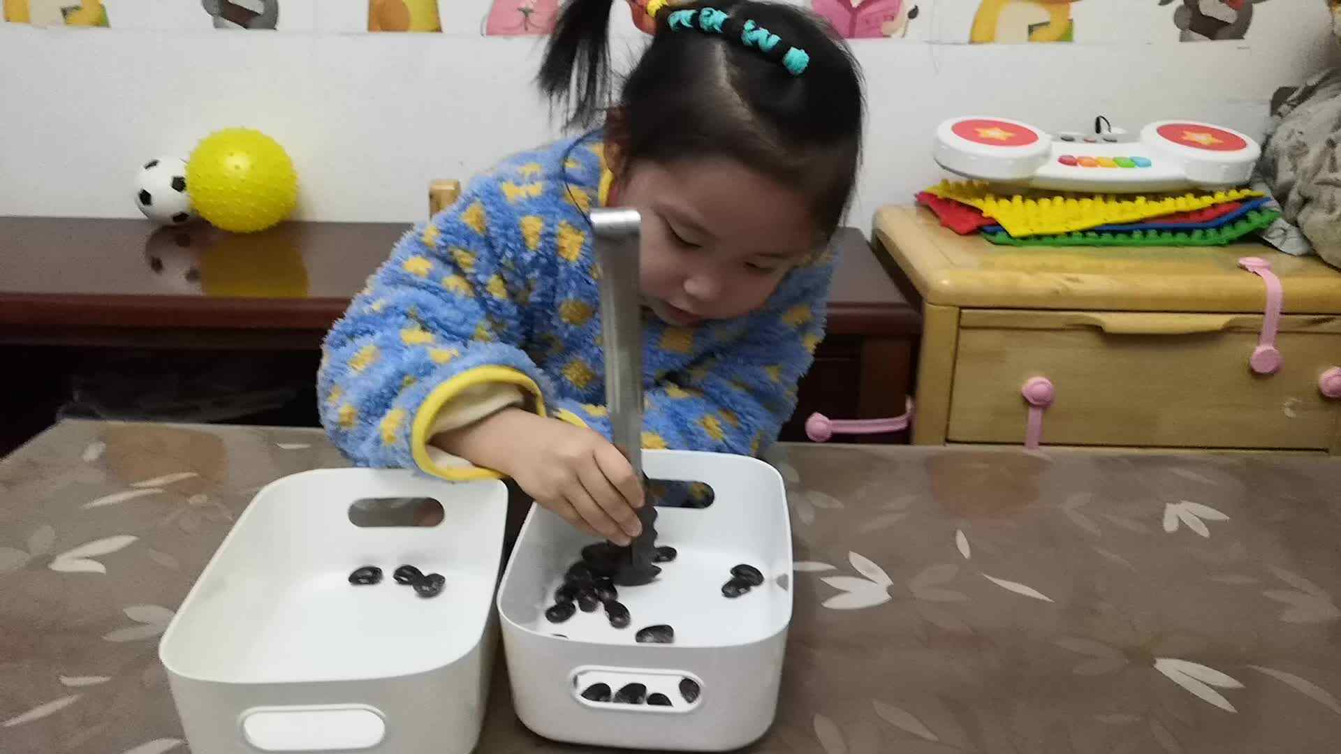 中B班12月13张芷萱练习夹豆子