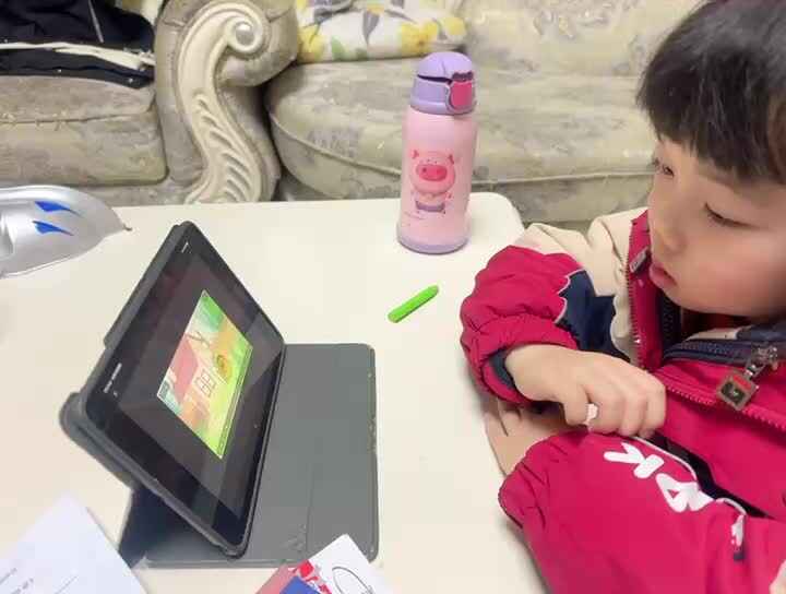 ⁣20231222中B舒琳芯观看英语视频