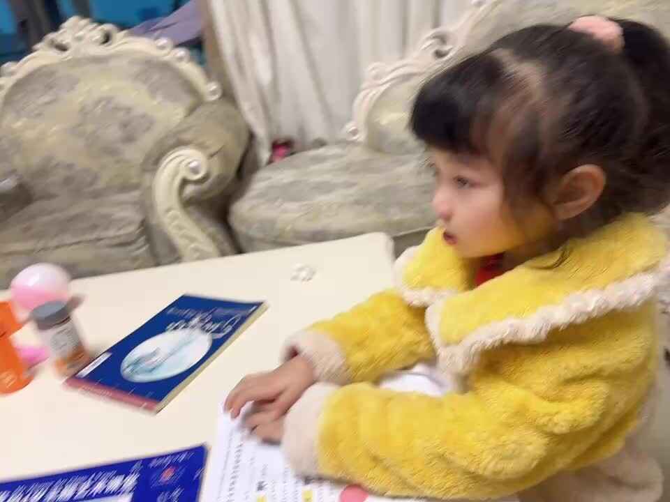 ⁣⁣20231202中B舒琳芯观看英语视频并跟读