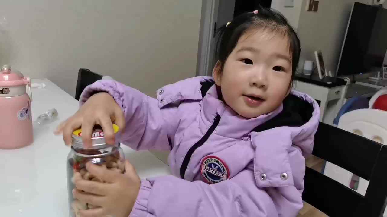 中 B 班宁汐言练习拧瓶盖.mp4