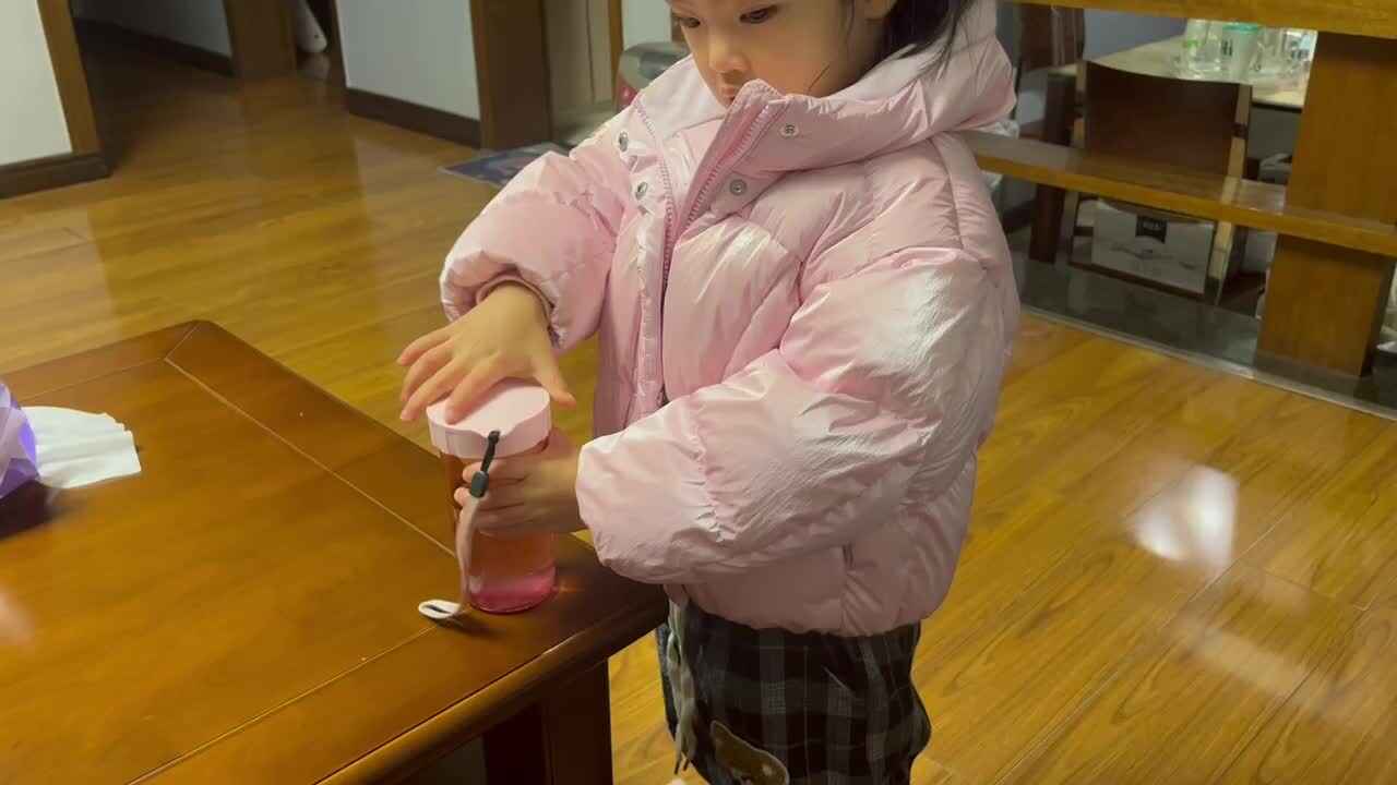 中B班李茵琪练习拧瓶盖.MOV