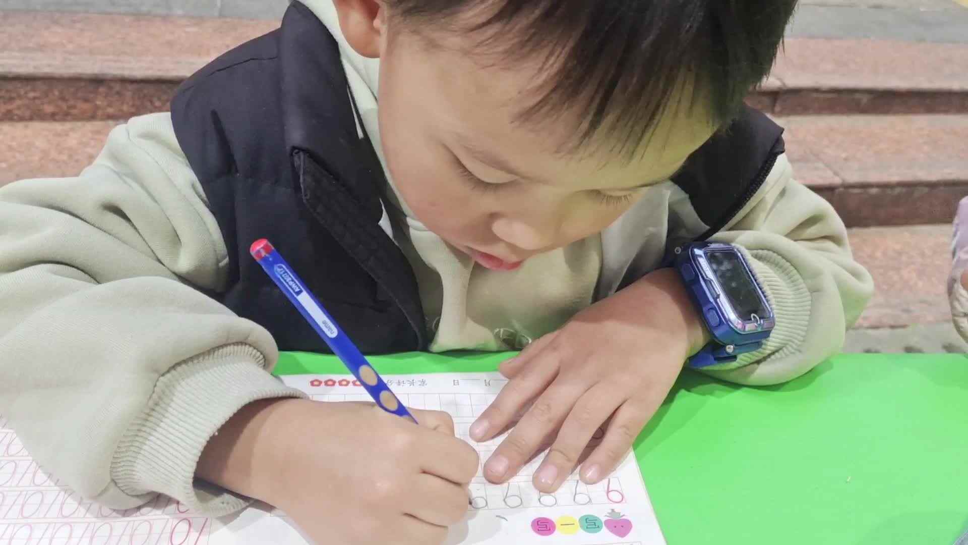 大B班王子扬数字9写一写