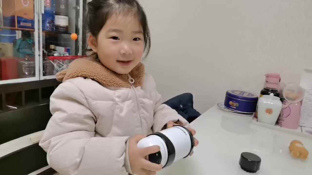 中 B 班宁汐言练习拧瓶盖.mp4