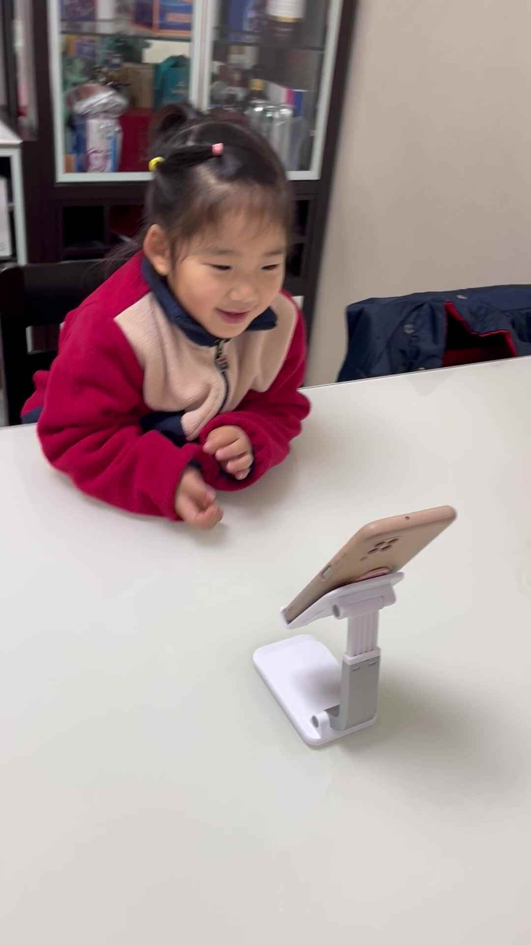 中b班宁汐言学习《糖果屋里的小老虎》