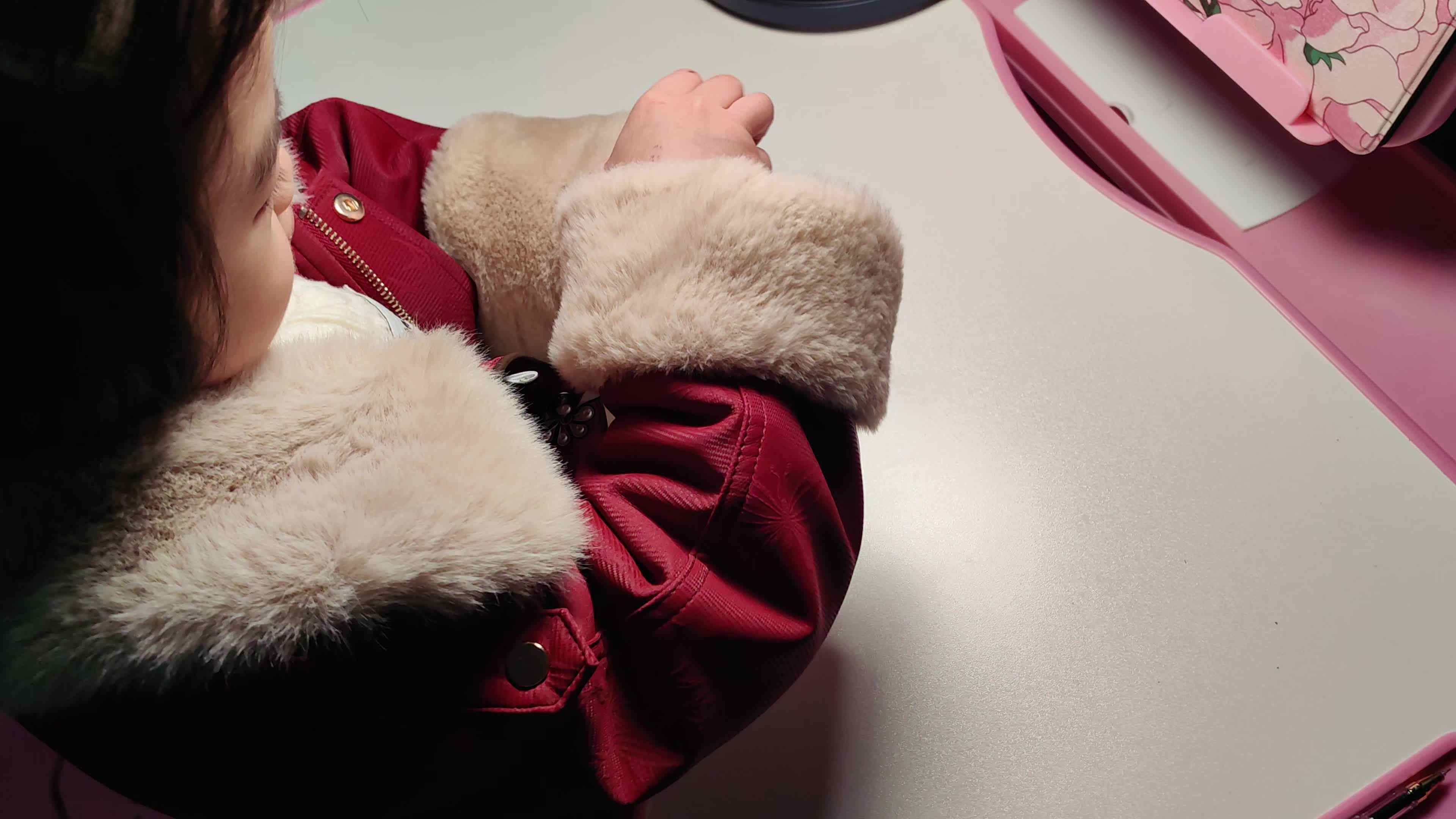 中B班徐子伊练习扭瓶盖