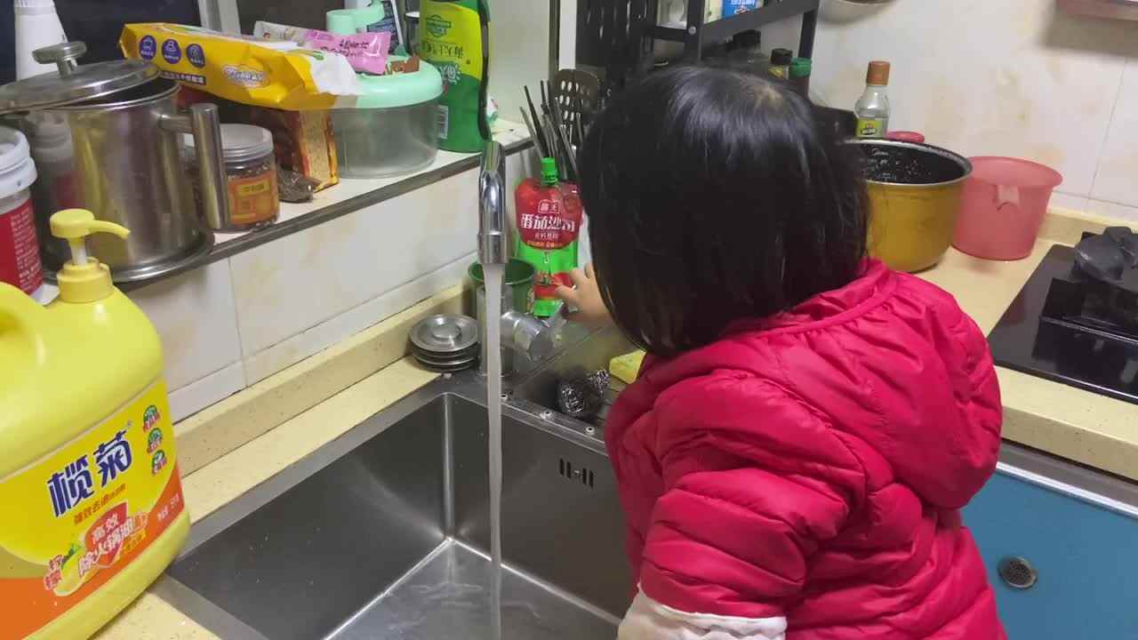 小A班2023.12.7张艺涵-练习擦手.MOV