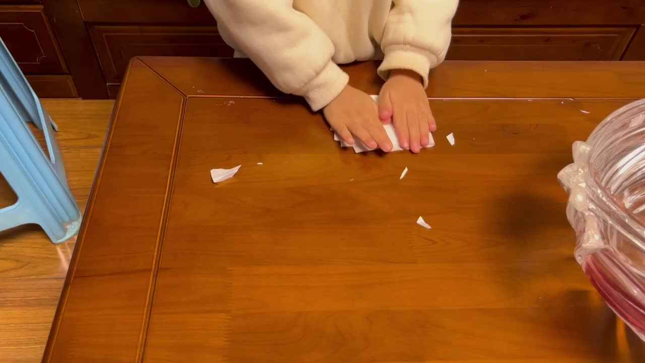 中B班李茵琪练习擦桌子.MOV