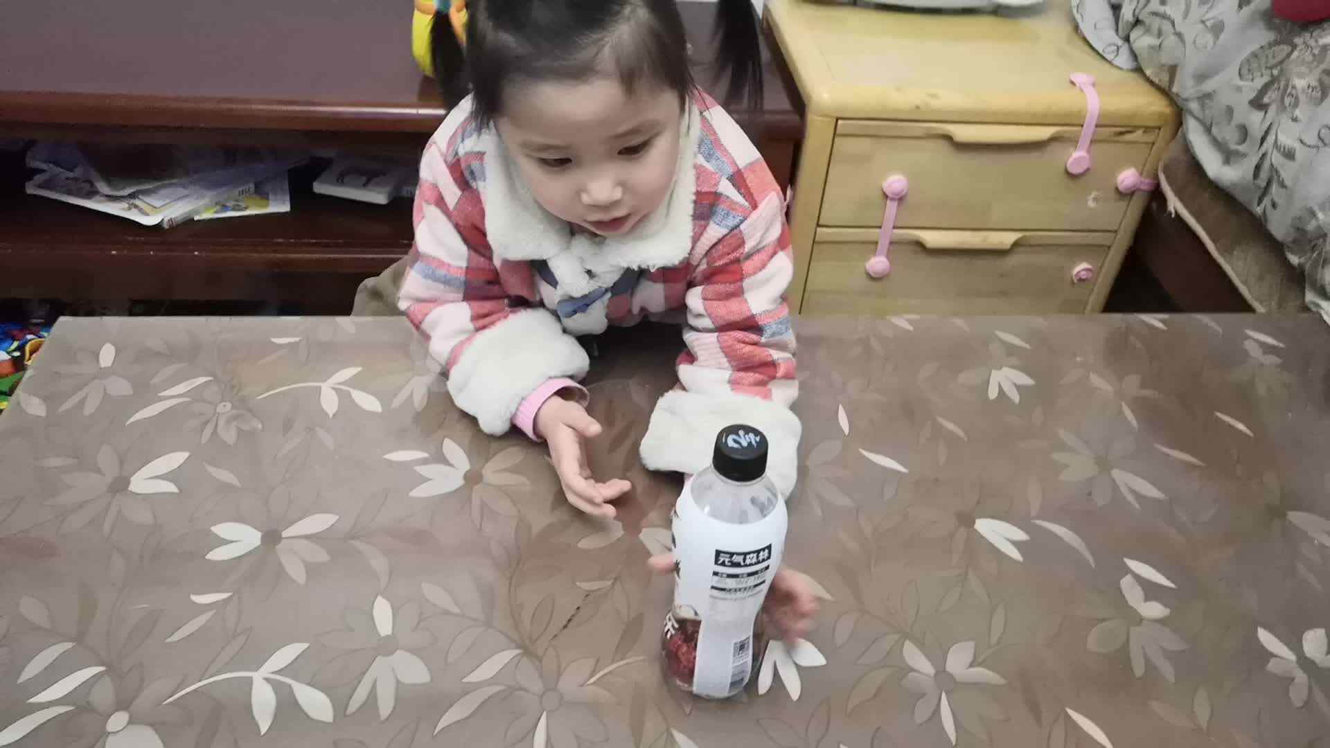 中B班12月19张芷萱练习拧瓶盖