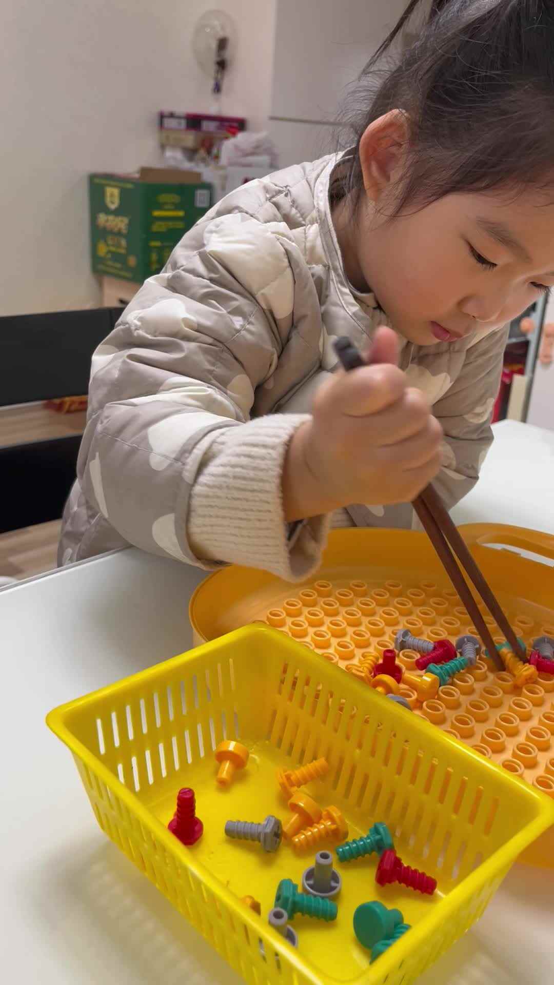 12号中b班宁汐言练习夹豆子