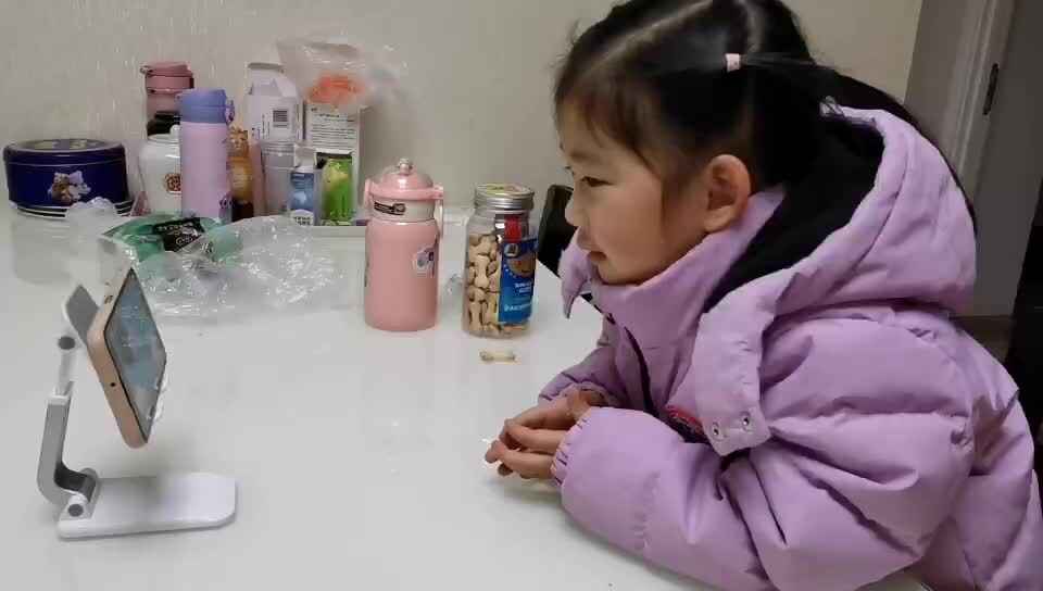 中 B 班宁汐言观看英语视频.mp4