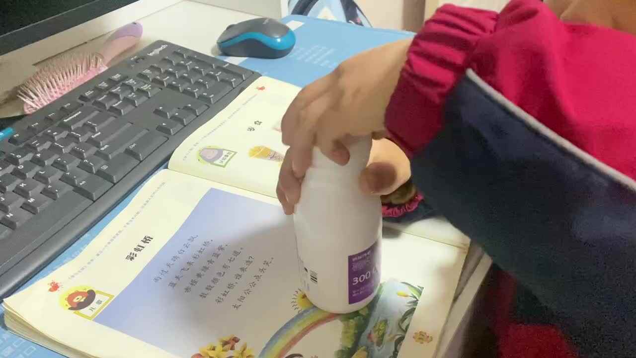 中B班吕子垚生活练习（拧瓶盖）20231220