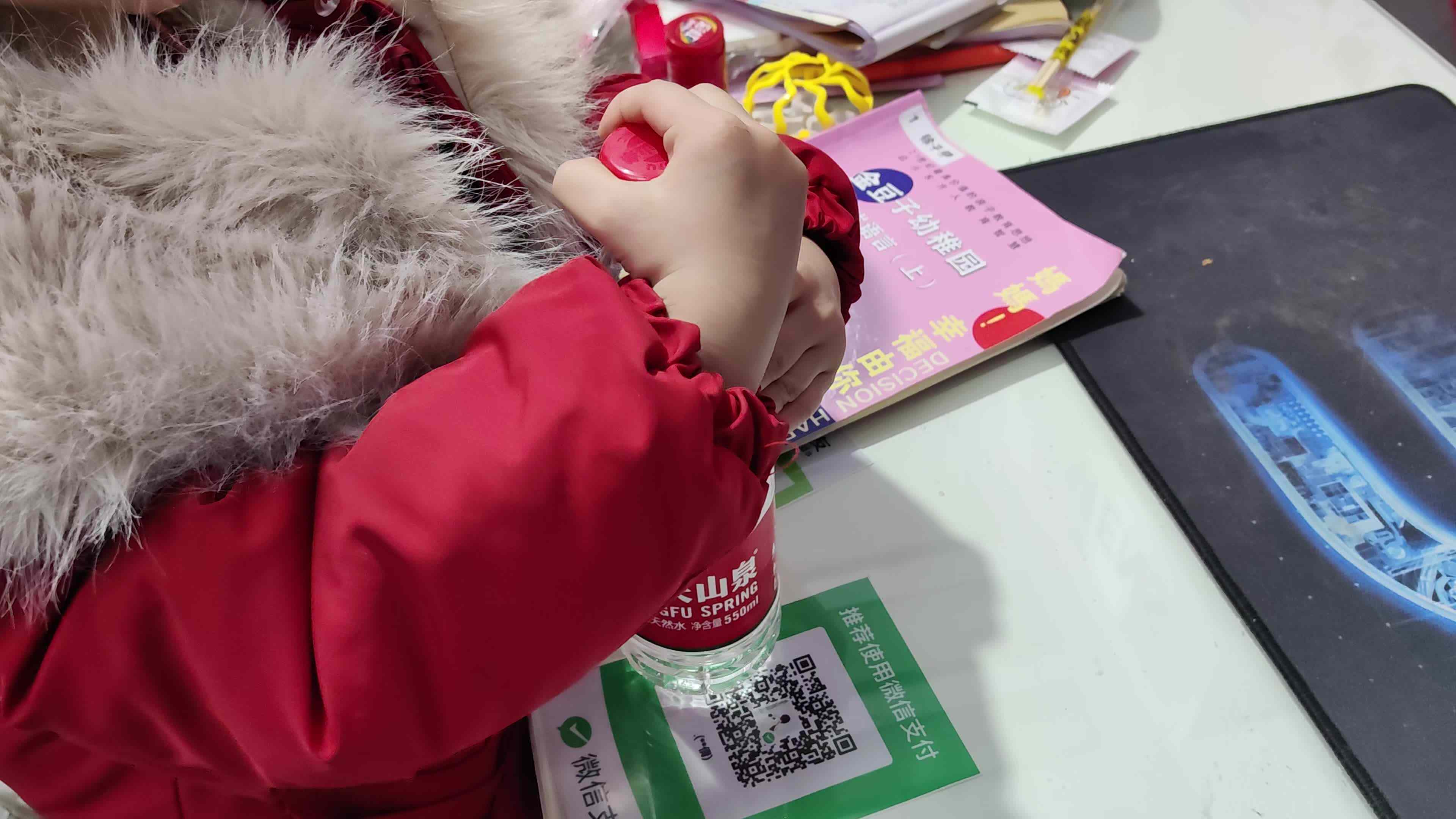 中B班徐子伊练习扭瓶盖