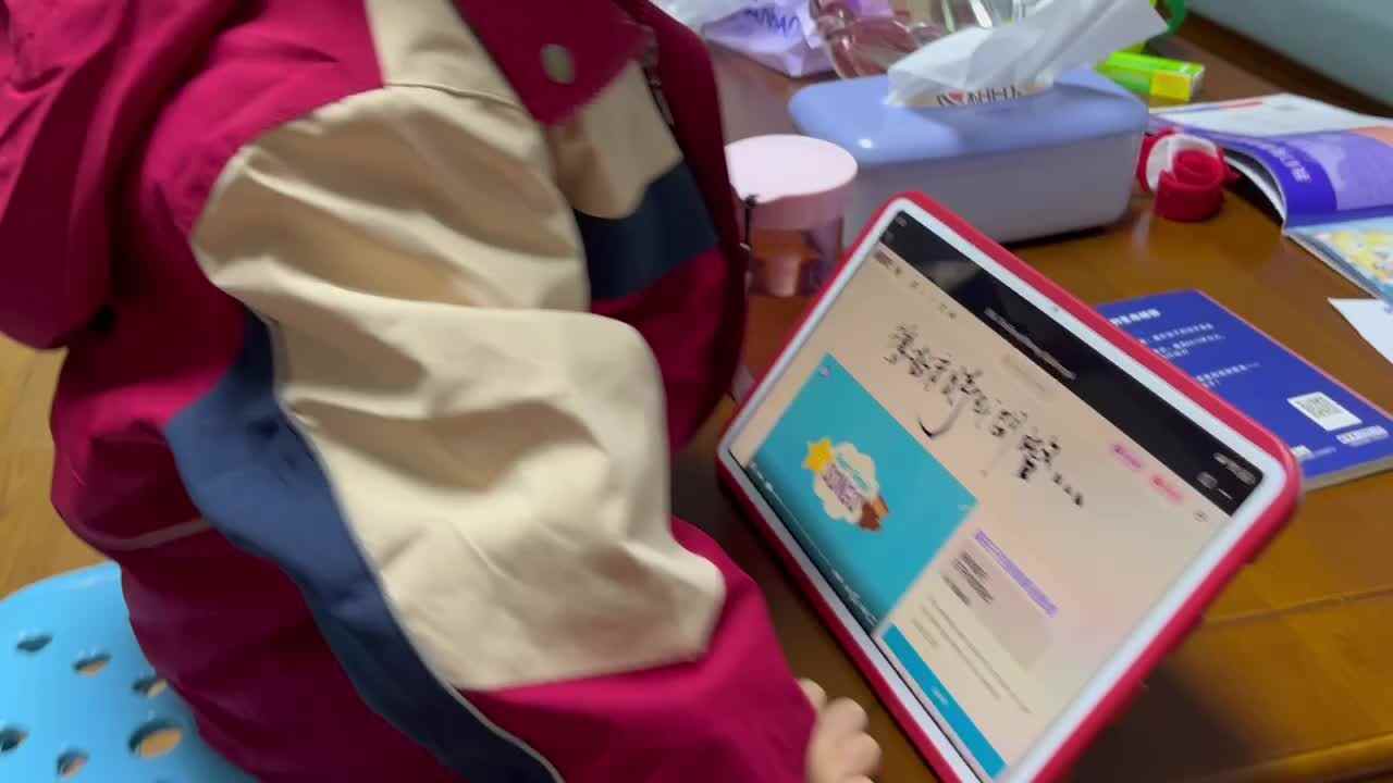 中B班李茵琪看视频学习英文儿歌.MOV