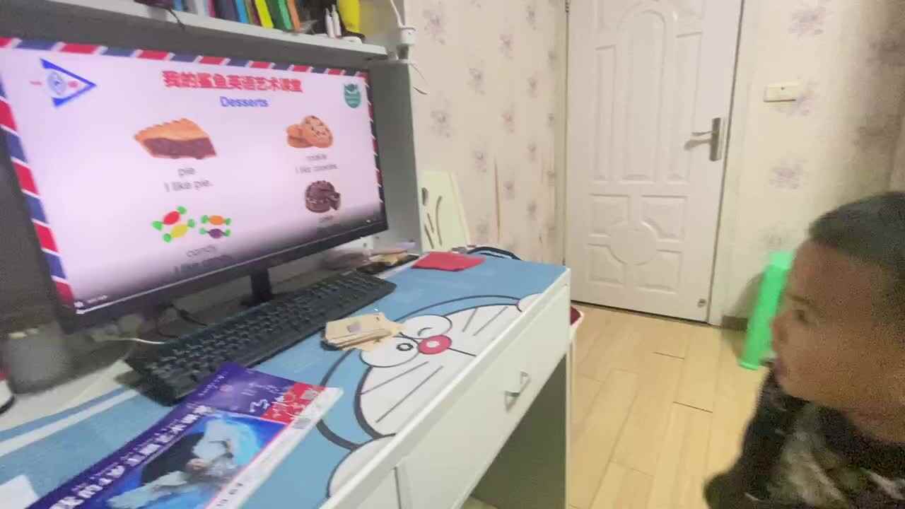⁣⁣⁣中B班吕子垚观看视频跟读（Desserts朗读示范）20231208