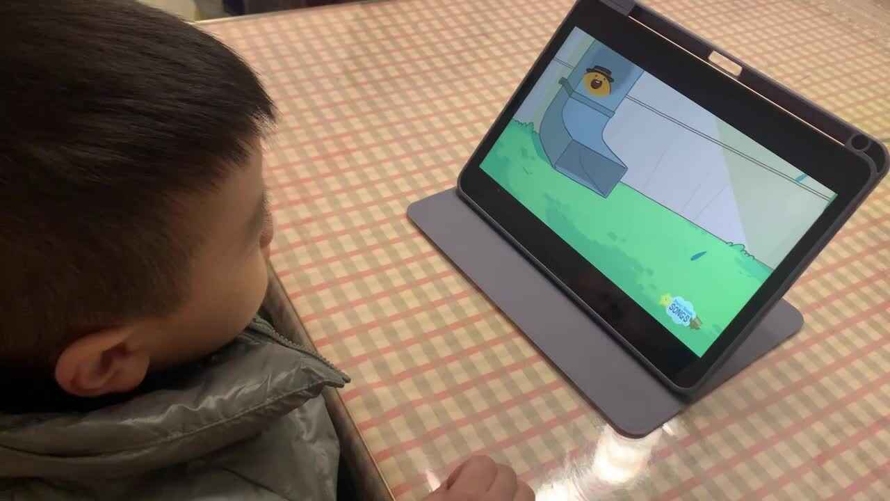 中B班杨育寒观看学习英语儿歌视频