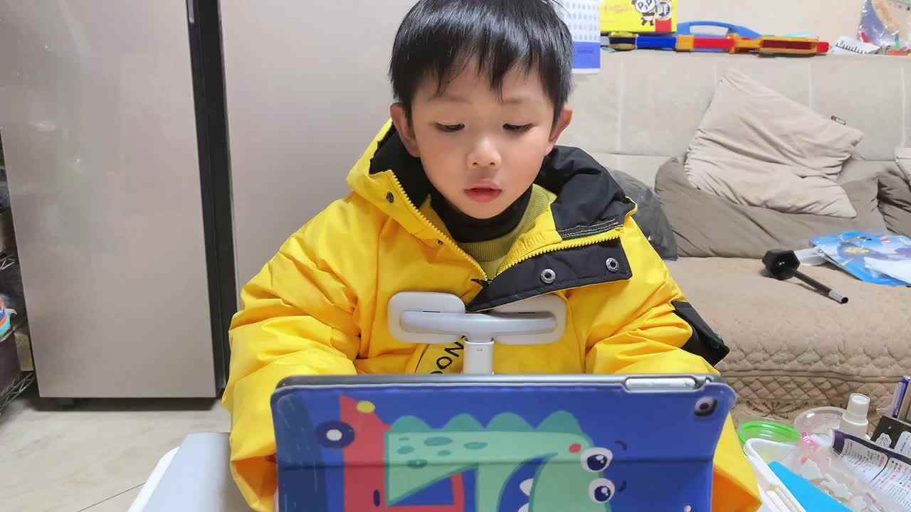 2023.4.27观看英文绘本《what will you wear today》