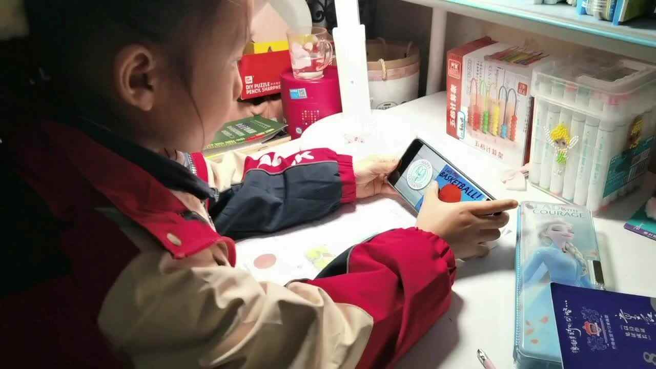 12.6屠钰婷观看英文绘本《Let's play Basketball》.mp4
