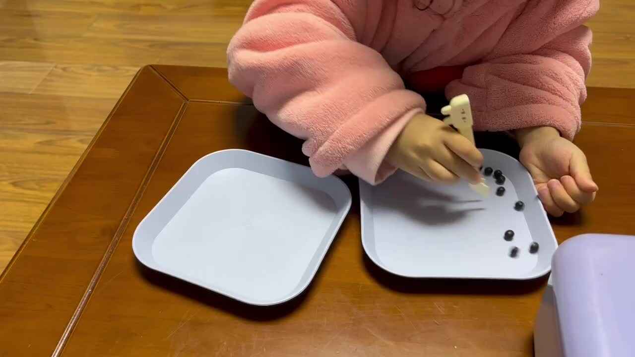 中B班李茵琪练习夹豆子.MOV